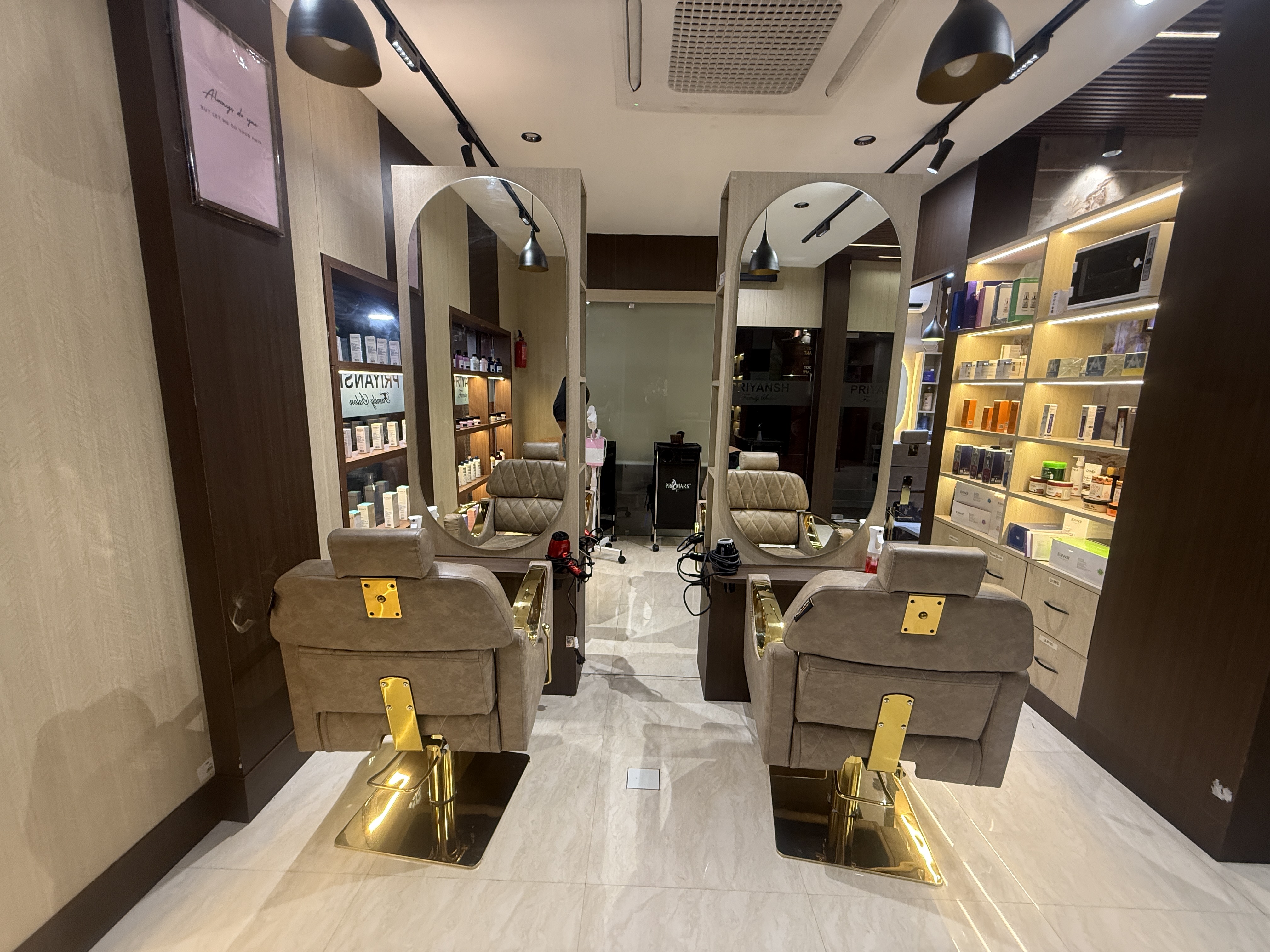 Best beauty salon styling stations near Diamond Plaza
